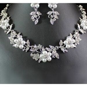 🌸 NEW stunning crystal & pearl necklace & earrings set 🌸